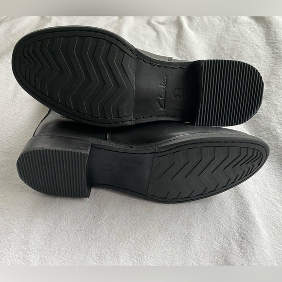 Clarks Chelsea Style Boot - Picture 5 of 6